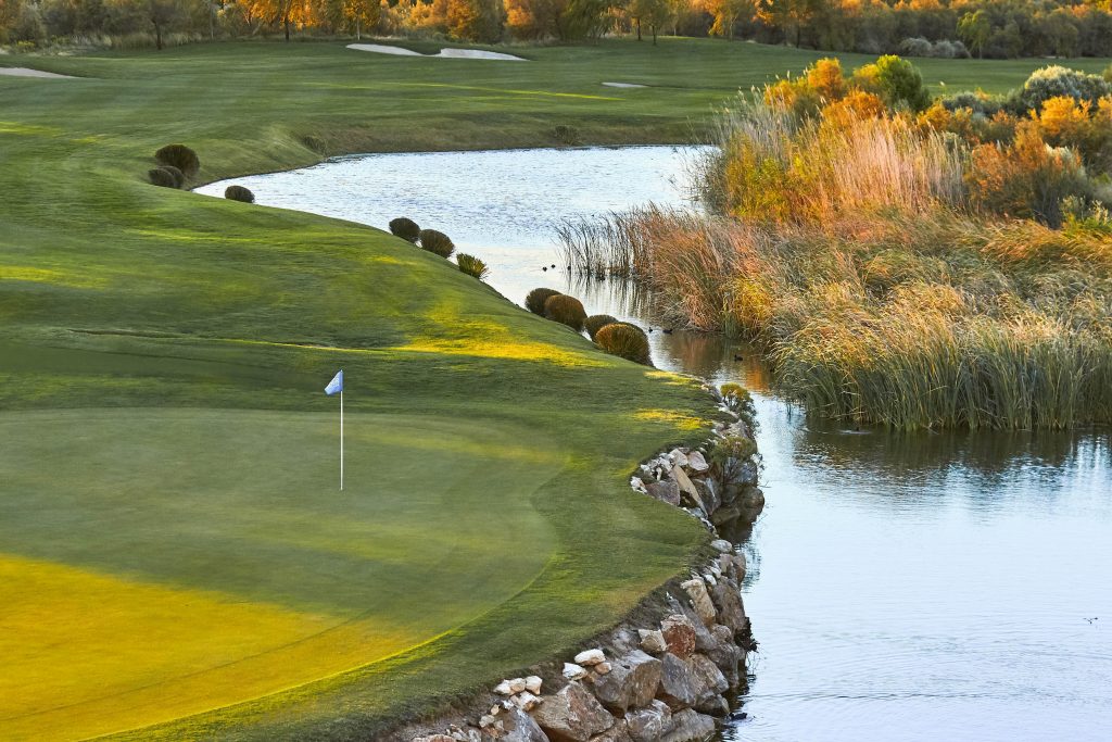 INFINITUM_Lakes_Hole 18